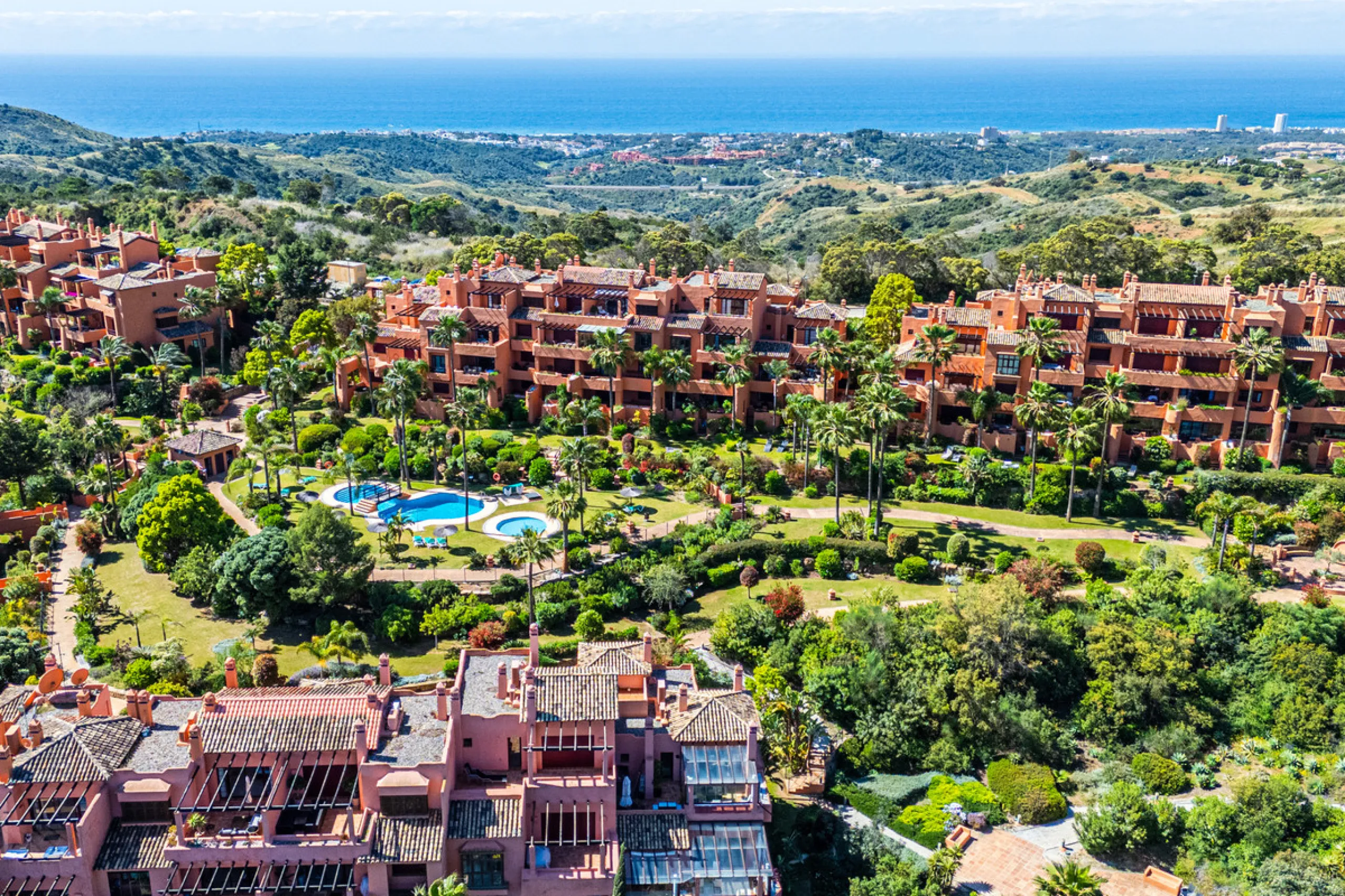 Penthouse Greenvalley is a luxury duplex in Marbella with breathtaking panoramic views. The home features three terraces, three bedrooms, and elegant modern finishes. The spaces are bright and open, designed for comfort and natural light throughout the da