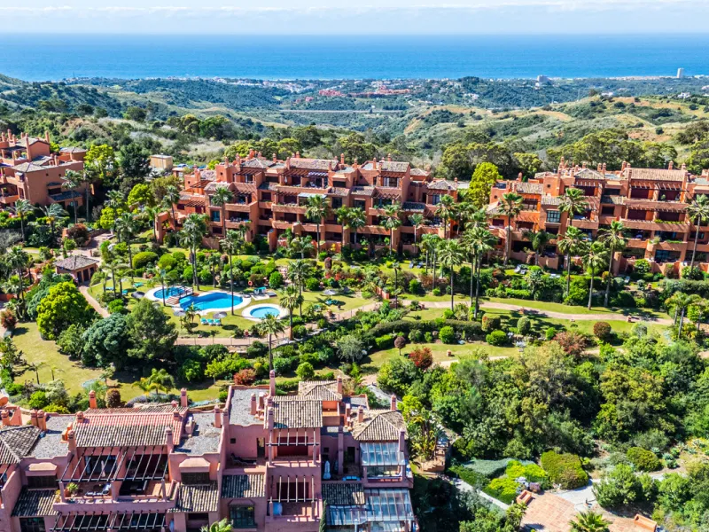 Penthouse Greenvalley is a luxury duplex in Marbella with breathtaking panoramic views. The home features three terraces, three bedrooms, and elegant modern finishes. The spaces are bright and open, designed for comfort and natural light throughout the da