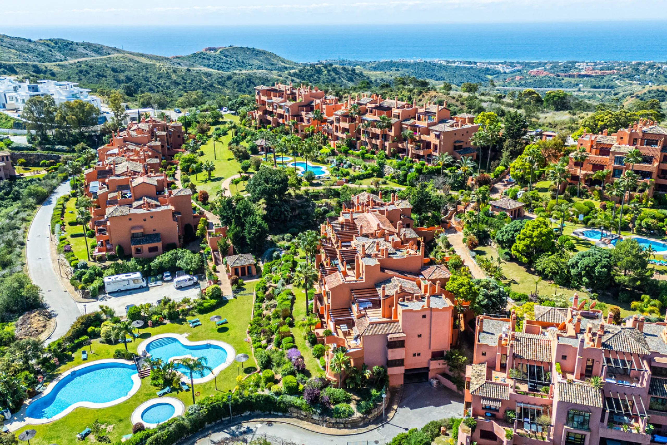 Penthouse Greenvalley is a luxury duplex in Marbella with breathtaking panoramic views. The home features three terraces, three bedrooms, and elegant modern finishes. The spaces are bright and open, designed for comfort and natural light throughout the da