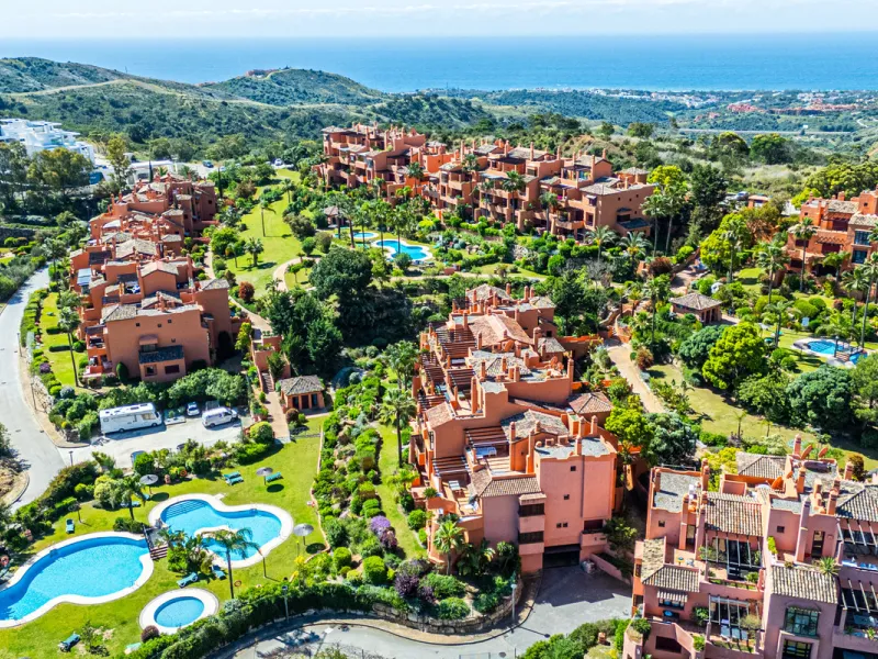 Penthouse Greenvalley is a luxury duplex in Marbella with breathtaking panoramic views. The home features three terraces, three bedrooms, and elegant modern finishes. The spaces are bright and open, designed for comfort and natural light throughout the da