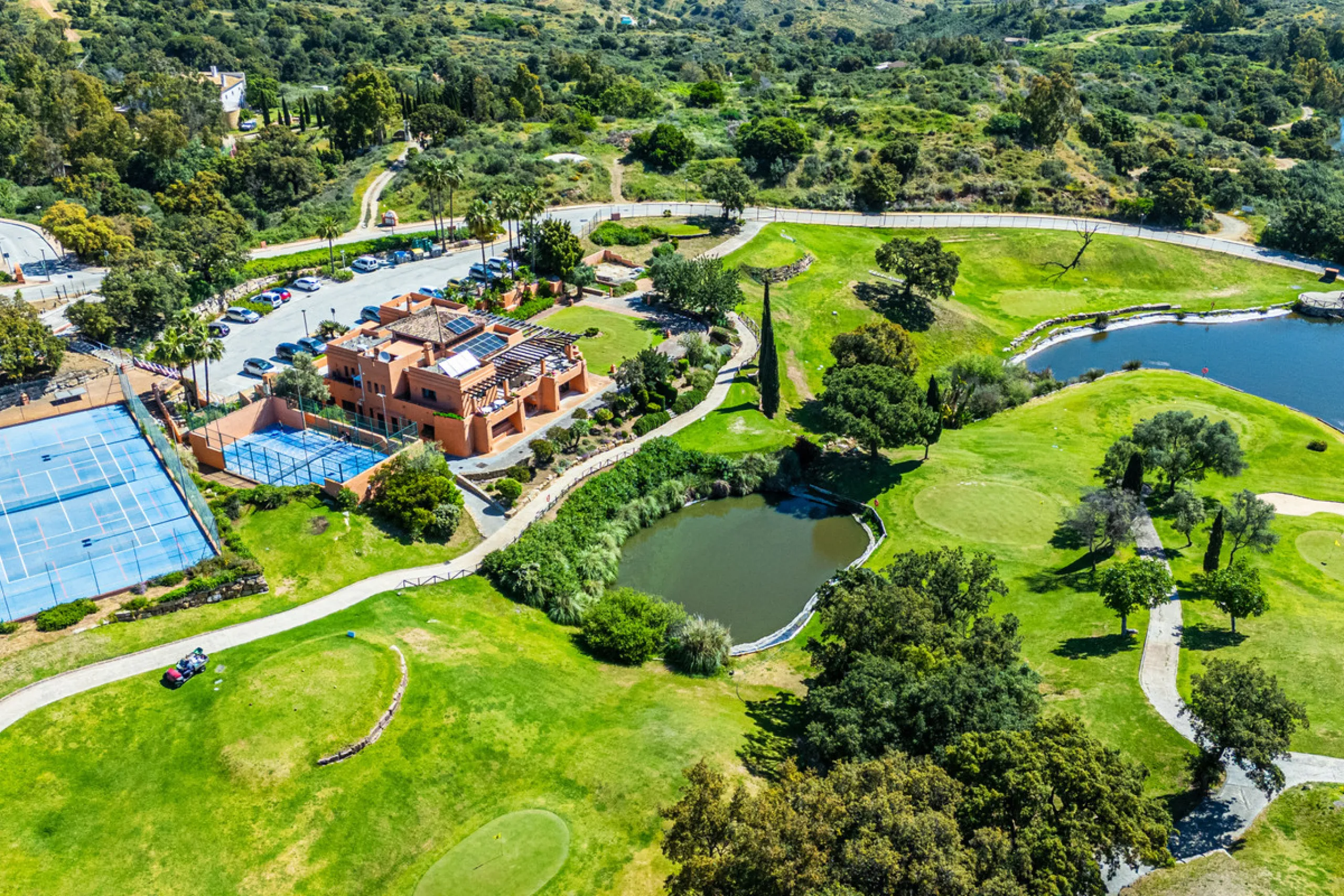 Penthouse Greenvalley is a luxury duplex in Marbella with breathtaking panoramic views. The home features three terraces, three bedrooms, and elegant modern finishes. The spaces are bright and open, designed for comfort and natural light throughout the da