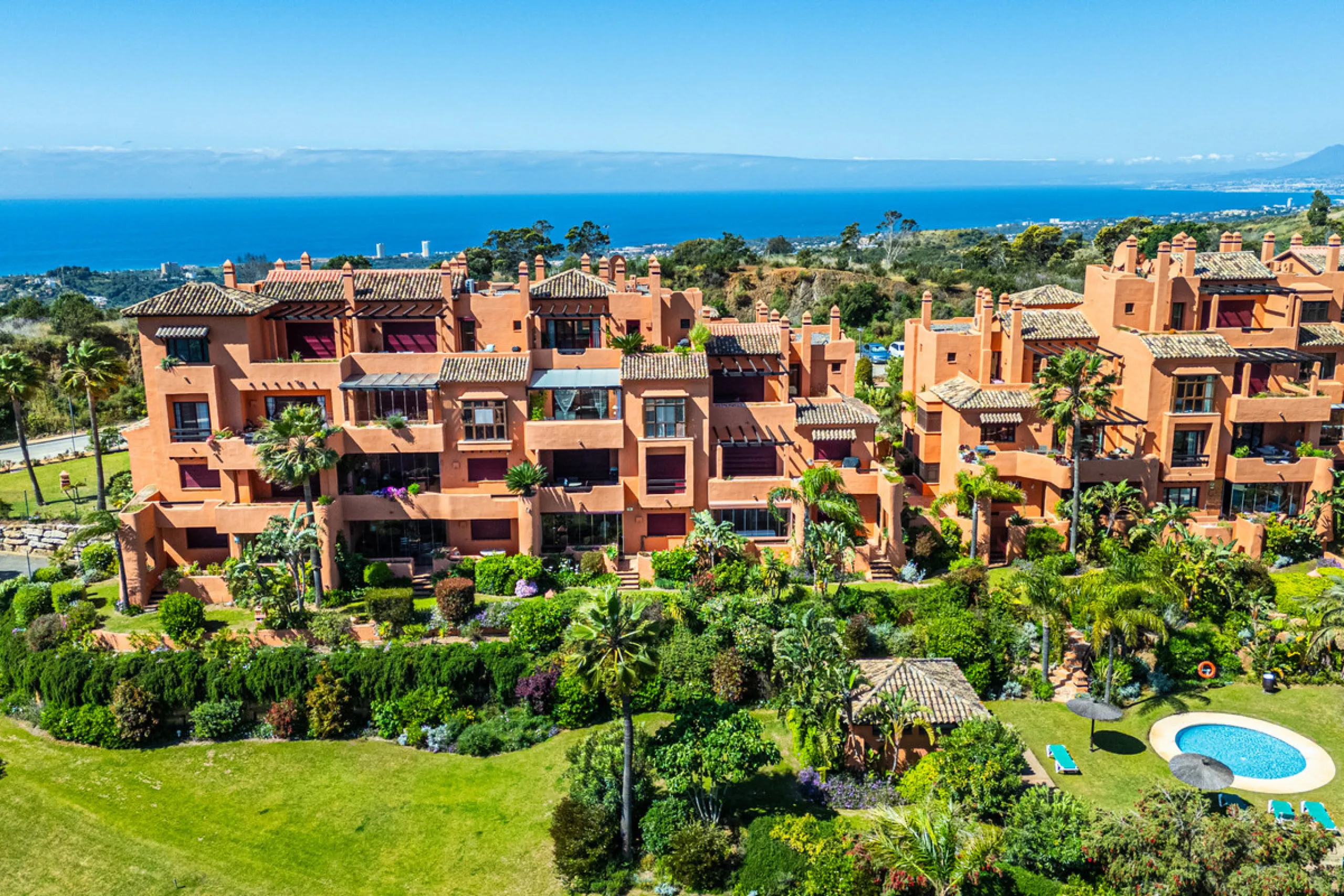 Penthouse Greenvalley is a luxury duplex in Marbella with breathtaking panoramic views. The home features three terraces, three bedrooms, and elegant modern finishes. The spaces are bright and open, designed for comfort and natural light throughout the da