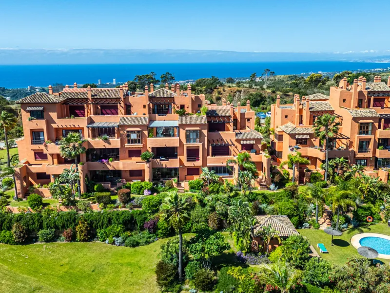 Penthouse Greenvalley is a luxury duplex in Marbella with breathtaking panoramic views. The home features three terraces, three bedrooms, and elegant modern finishes. The spaces are bright and open, designed for comfort and natural light throughout the da