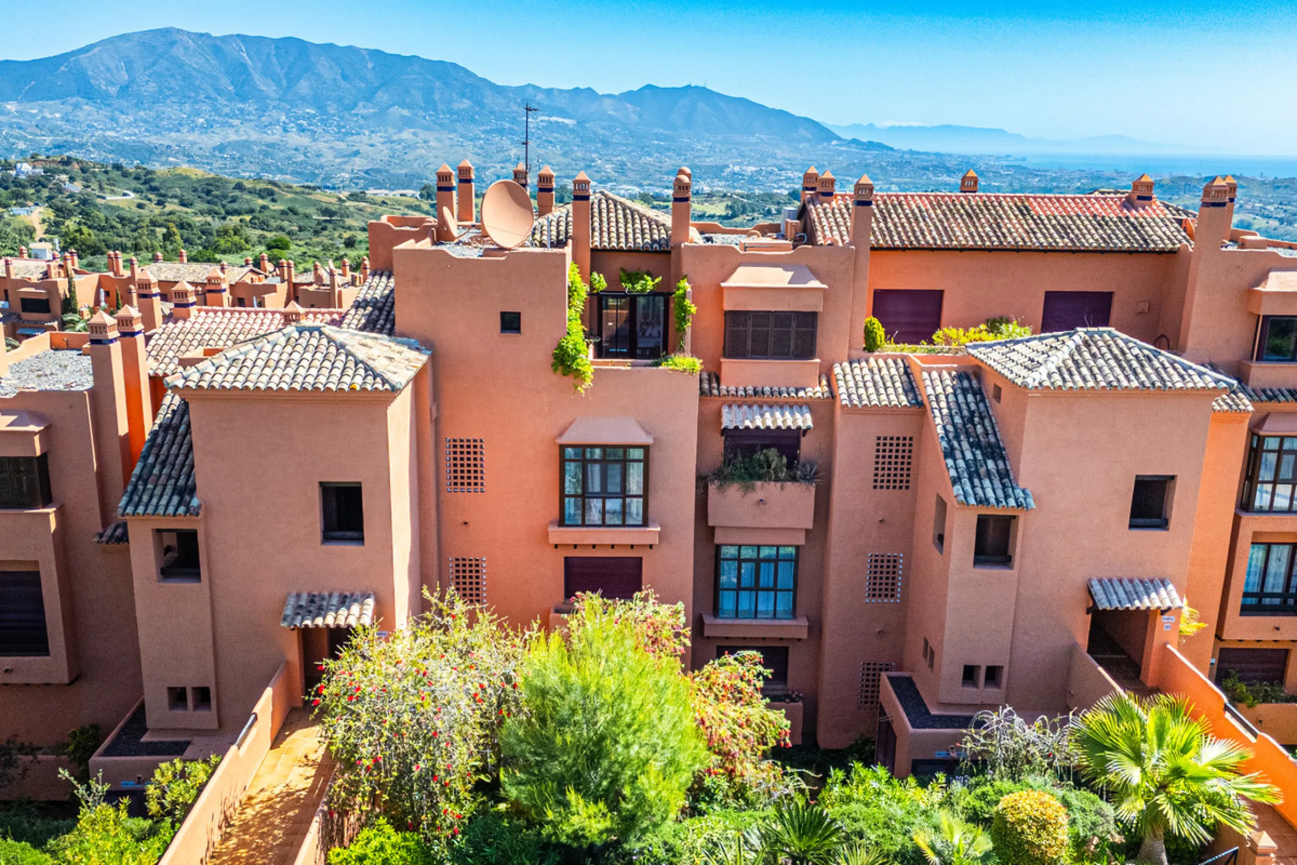 Penthouse Greenvalley is a luxury duplex in Marbella with breathtaking panoramic views. The home features three terraces, three bedrooms, and elegant modern finishes. The spaces are bright and open, designed for comfort and natural light throughout the da