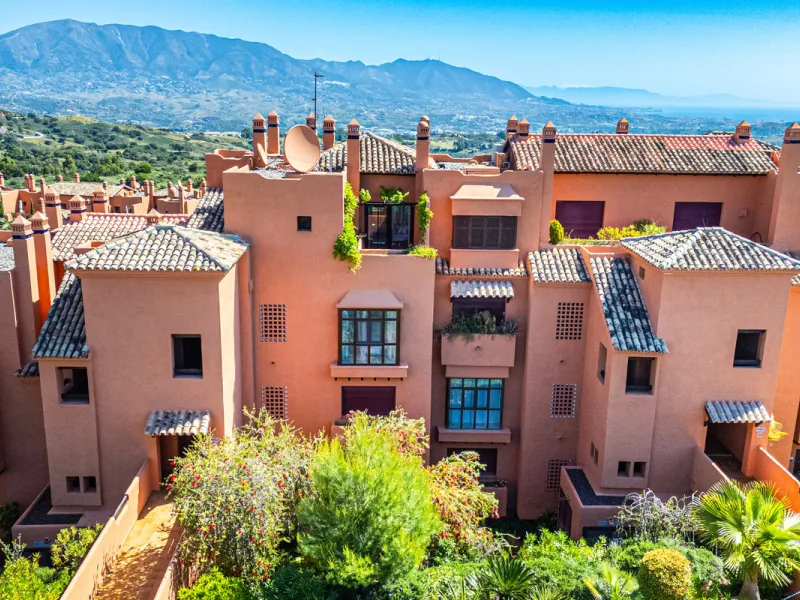 Penthouse Greenvalley is a luxury duplex in Marbella with breathtaking panoramic views. The home features three terraces, three bedrooms, and elegant modern finishes. The spaces are bright and open, designed for comfort and natural light throughout the da