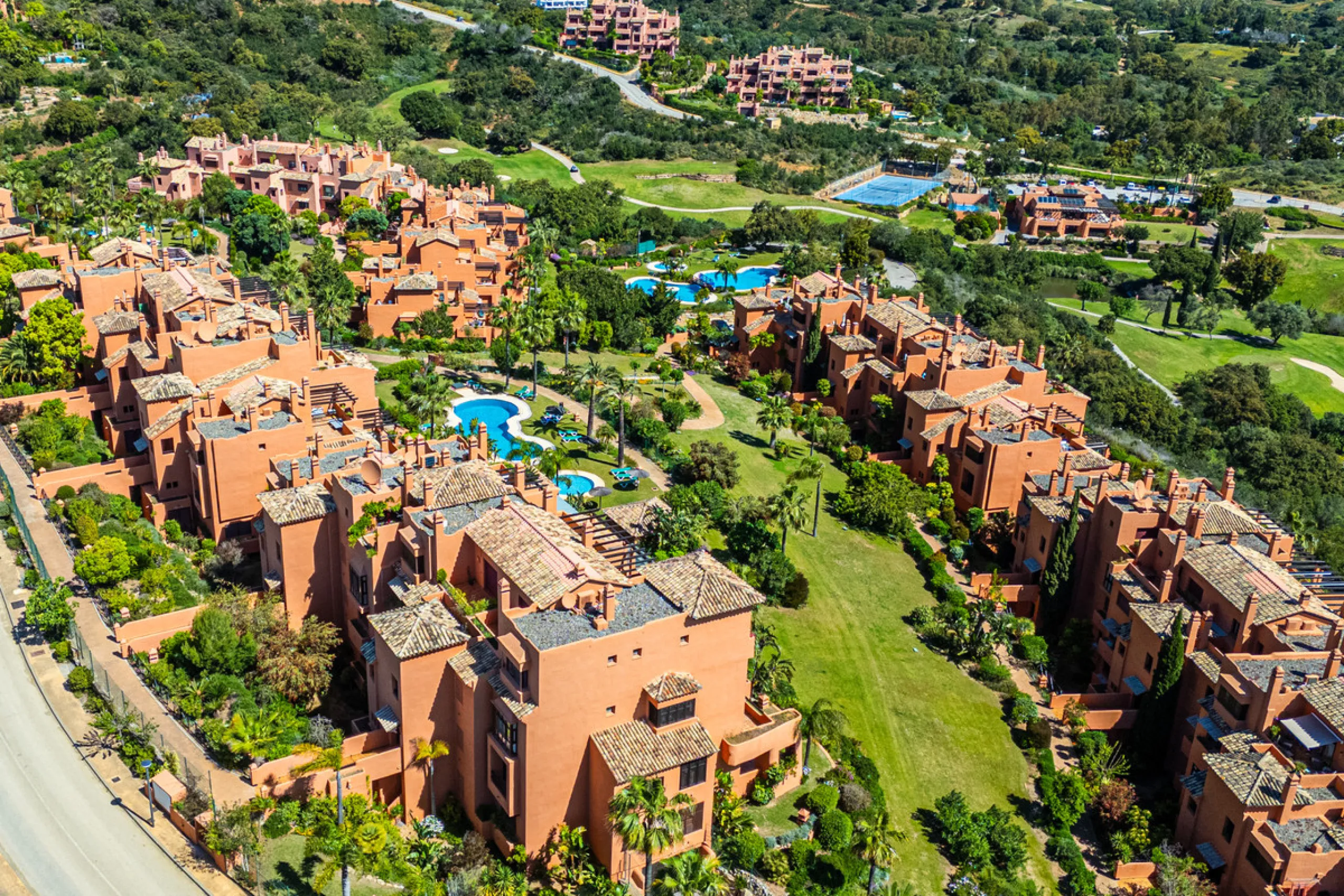 Penthouse Greenvalley is a luxury duplex in Marbella with breathtaking panoramic views. The home features three terraces, three bedrooms, and elegant modern finishes. The spaces are bright and open, designed for comfort and natural light throughout the da