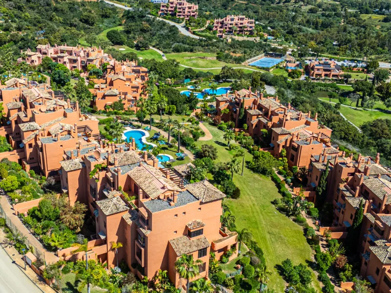 Penthouse Greenvalley is a luxury duplex in Marbella with breathtaking panoramic views. The home features three terraces, three bedrooms, and elegant modern finishes. The spaces are bright and open, designed for comfort and natural light throughout the da