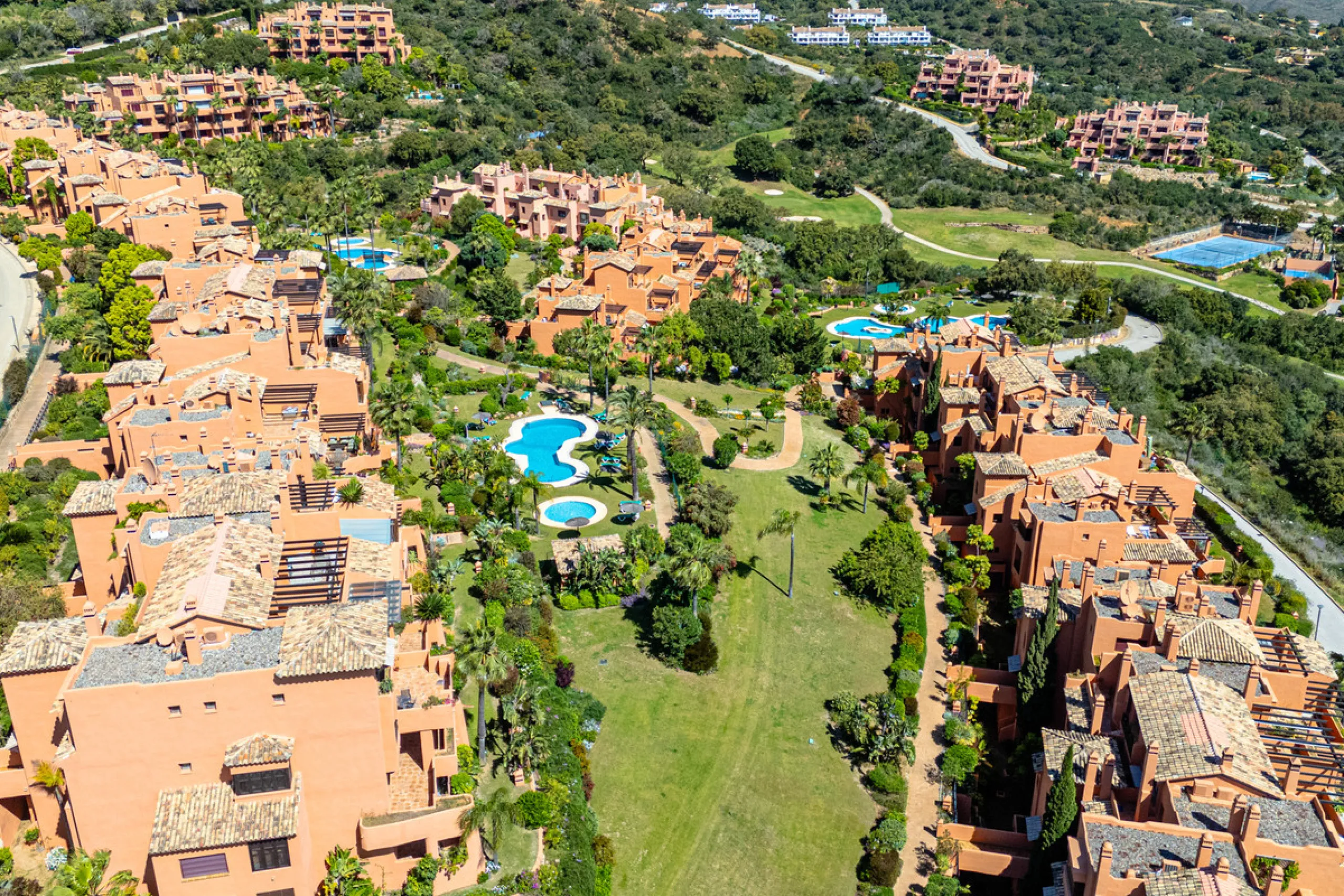 Penthouse Greenvalley is a luxury duplex in Marbella with breathtaking panoramic views. The home features three terraces, three bedrooms, and elegant modern finishes. The spaces are bright and open, designed for comfort and natural light throughout the da