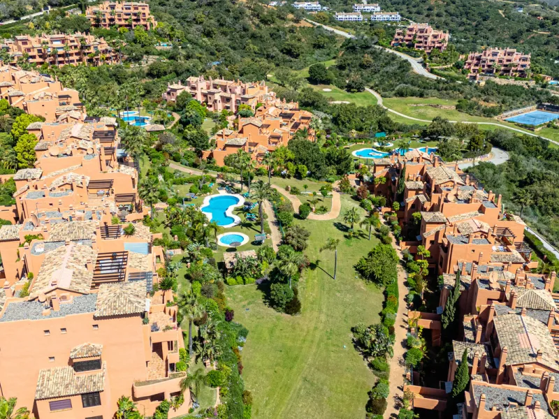 Penthouse Greenvalley is a luxury duplex in Marbella with breathtaking panoramic views. The home features three terraces, three bedrooms, and elegant modern finishes. The spaces are bright and open, designed for comfort and natural light throughout the da