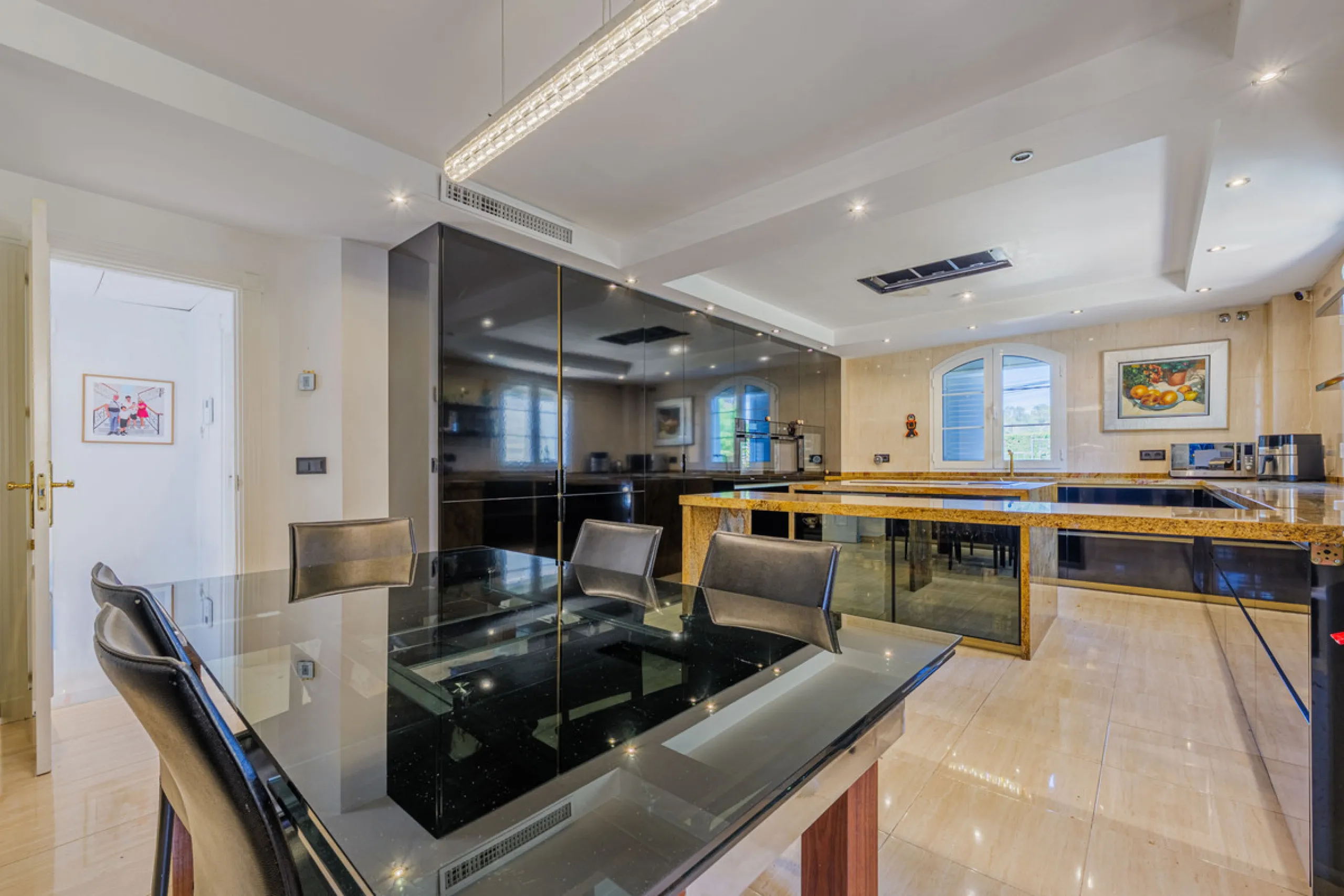 House - Detached Villa в продаже в Málaga, Málaga. В доме 8 спален и 5 ванных комнат. Площадь дома 685 м². Площадь участка 1250 м²