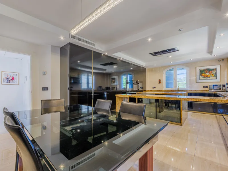 House - Detached Villa в продаже в Málaga, Málaga. В доме 8 спален и 5 ванных комнат. Площадь дома 685 м². Площадь участка 1250 м²