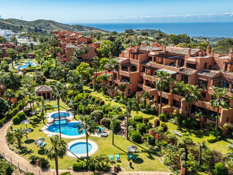 Penthouse Greenvalley is a luxury duplex in Marbella with breathtaking panoramic views. The home features three terraces, three bedrooms, and elegant modern finishes. The spaces are bright and open, designed for comfort and natural light throughout the da