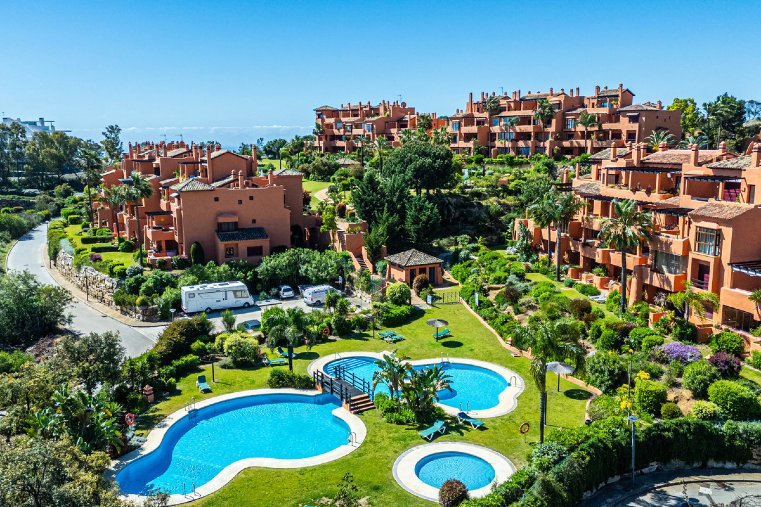 Penthouse Greenvalley is a luxury duplex in Marbella with breathtaking panoramic views. The home features three terraces, three bedrooms, and elegant modern finishes. The spaces are bright and open, designed for comfort and natural light throughout the da