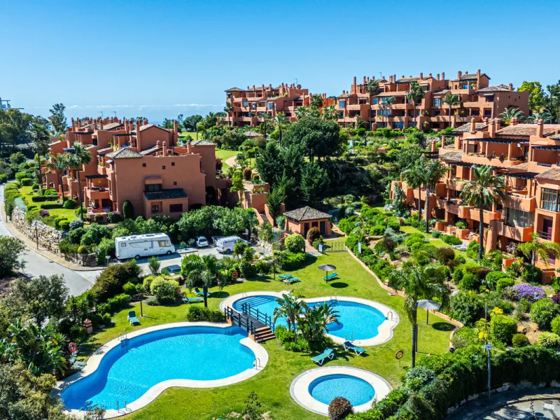 Penthouse Greenvalley is a luxury duplex in Marbella with breathtaking panoramic views. The home features three terraces, three bedrooms, and elegant modern finishes. The spaces are bright and open, designed for comfort and natural light throughout the da