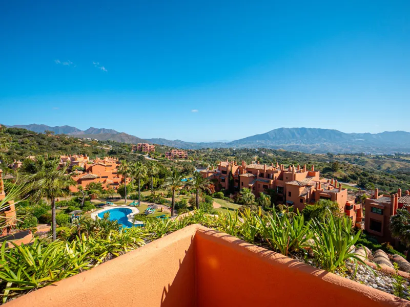 Penthouse Greenvalley is a luxury duplex in Marbella with breathtaking panoramic views. The home features three terraces, three bedrooms, and elegant modern finishes. The spaces are bright and open, designed for comfort and natural light throughout the da