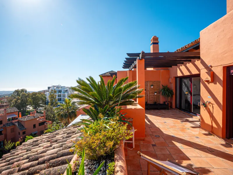 Penthouse Greenvalley is a luxury duplex in Marbella with breathtaking panoramic views. The home features three terraces, three bedrooms, and elegant modern finishes. The spaces are bright and open, designed for comfort and natural light throughout the da