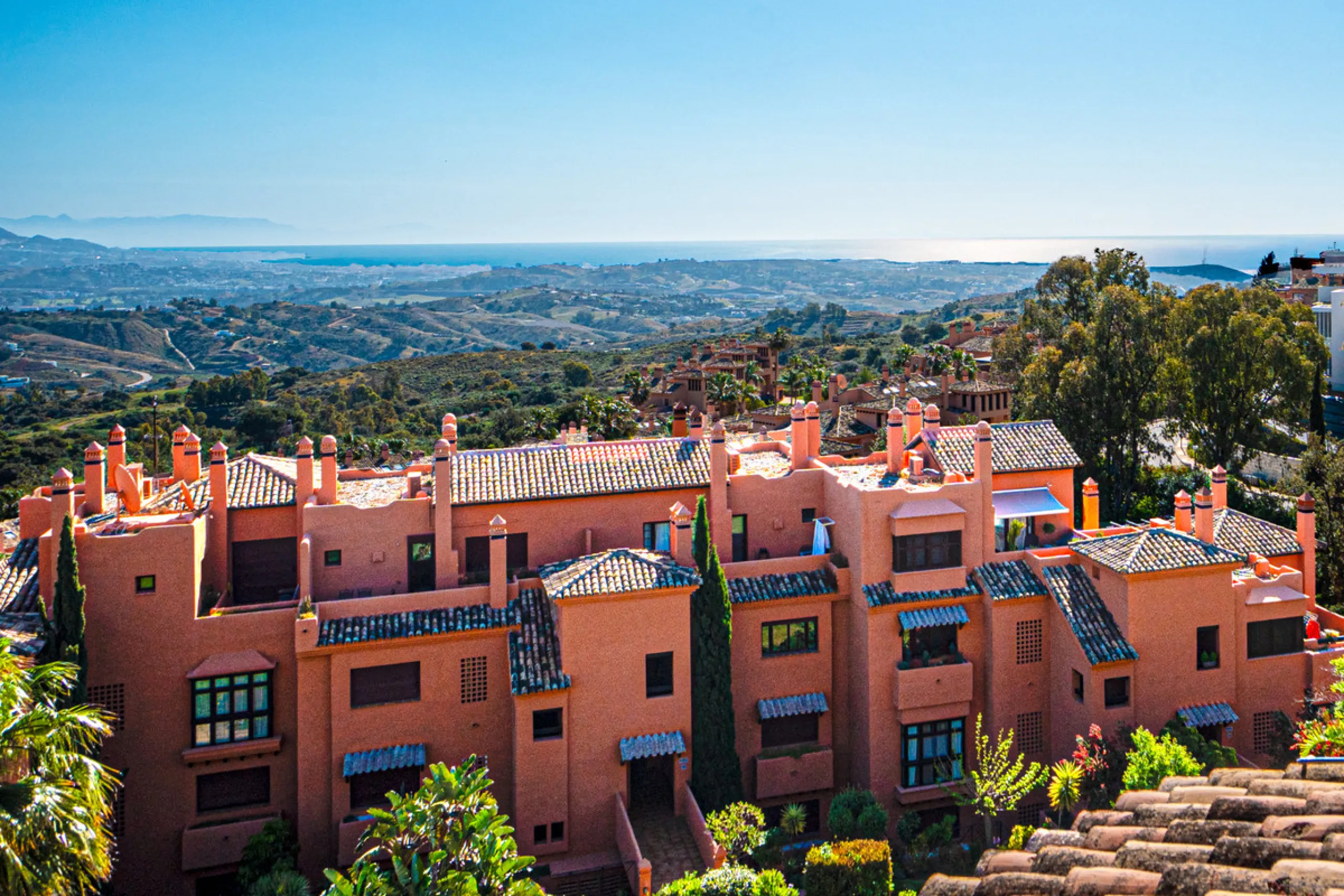 Penthouse Greenvalley is a luxury duplex in Marbella with breathtaking panoramic views. The home features three terraces, three bedrooms, and elegant modern finishes. The spaces are bright and open, designed for comfort and natural light throughout the da