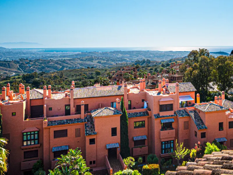 Penthouse Greenvalley is a luxury duplex in Marbella with breathtaking panoramic views. The home features three terraces, three bedrooms, and elegant modern finishes. The spaces are bright and open, designed for comfort and natural light throughout the da