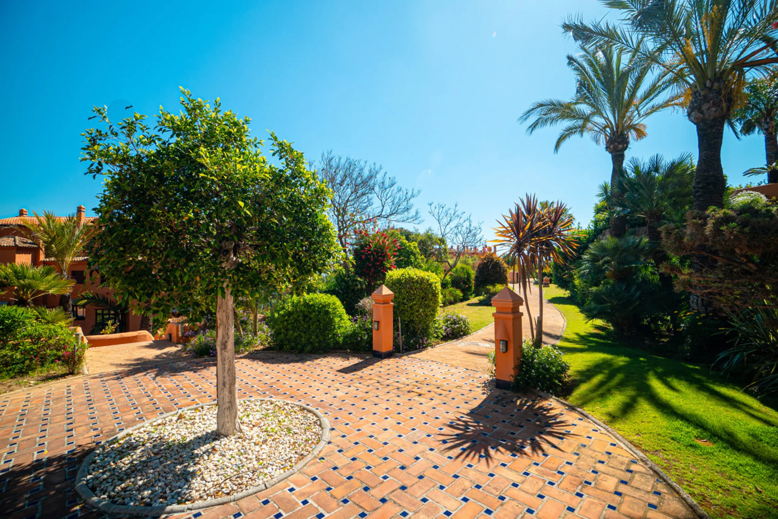 Penthouse Greenvalley is a luxury duplex in Marbella with breathtaking panoramic views. The home features three terraces, three bedrooms, and elegant modern finishes. The spaces are bright and open, designed for comfort and natural light throughout the da