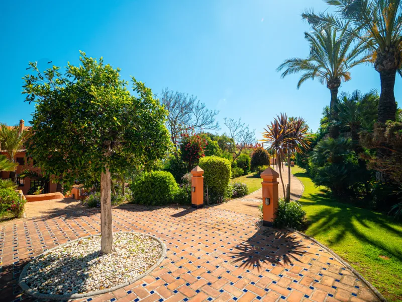 Penthouse Greenvalley is a luxury duplex in Marbella with breathtaking panoramic views. The home features three terraces, three bedrooms, and elegant modern finishes. The spaces are bright and open, designed for comfort and natural light throughout the da