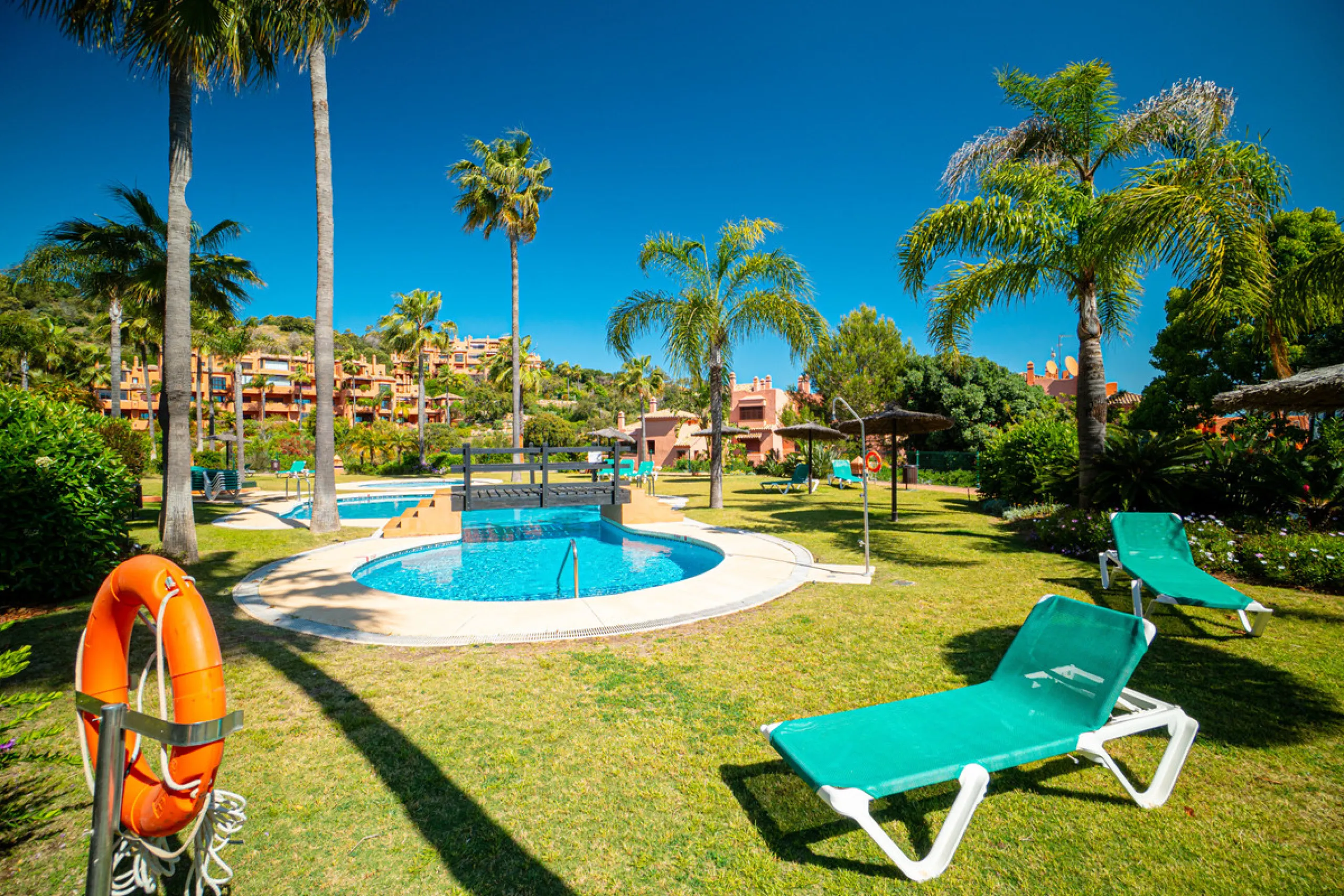 Penthouse Greenvalley is a luxury duplex in Marbella with breathtaking panoramic views. The home features three terraces, three bedrooms, and elegant modern finishes. The spaces are bright and open, designed for comfort and natural light throughout the da