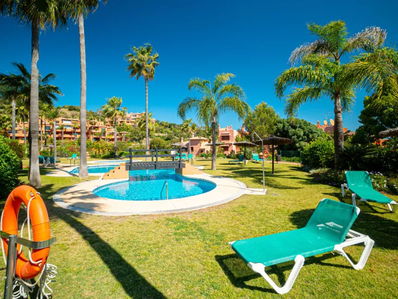 Penthouse Greenvalley is a luxury duplex in Marbella with breathtaking panoramic views. The home features three terraces, three bedrooms, and elegant modern finishes. The spaces are bright and open, designed for comfort and natural light throughout the da