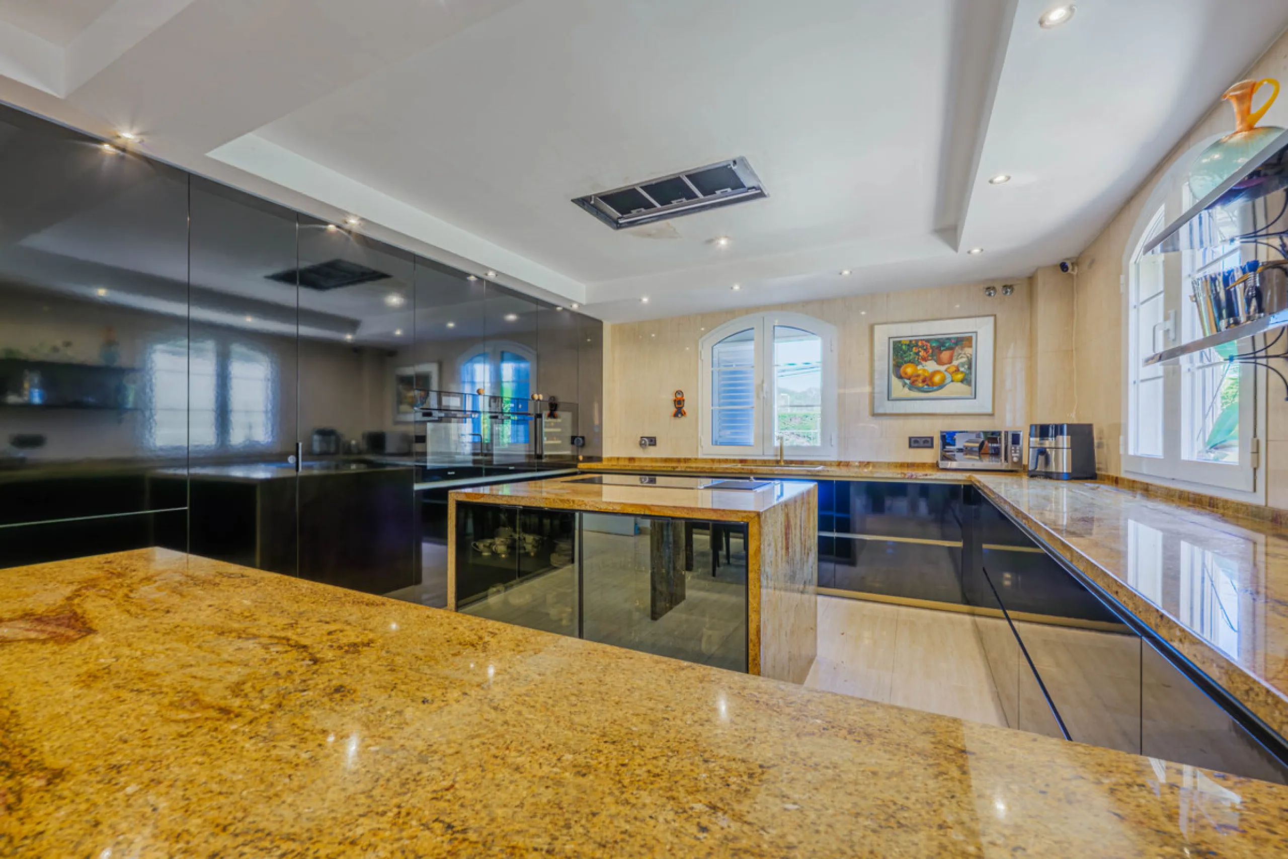 House - Detached Villa в продаже в Málaga, Málaga. В доме 8 спален и 5 ванных комнат. Площадь дома 685 м². Площадь участка 1250 м²