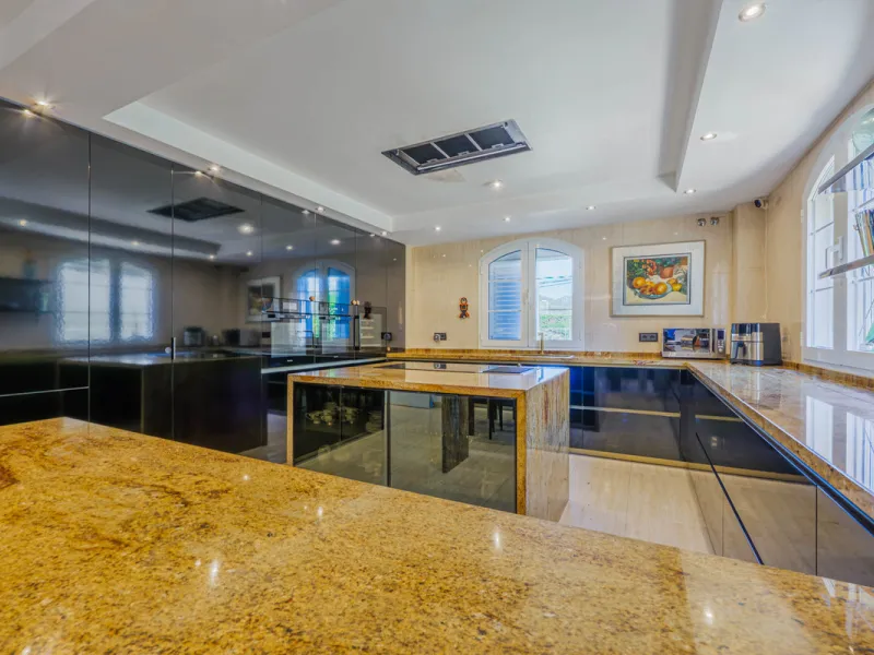House - Detached Villa в продаже в Málaga, Málaga. В доме 8 спален и 5 ванных комнат. Площадь дома 685 м². Площадь участка 1250 м²