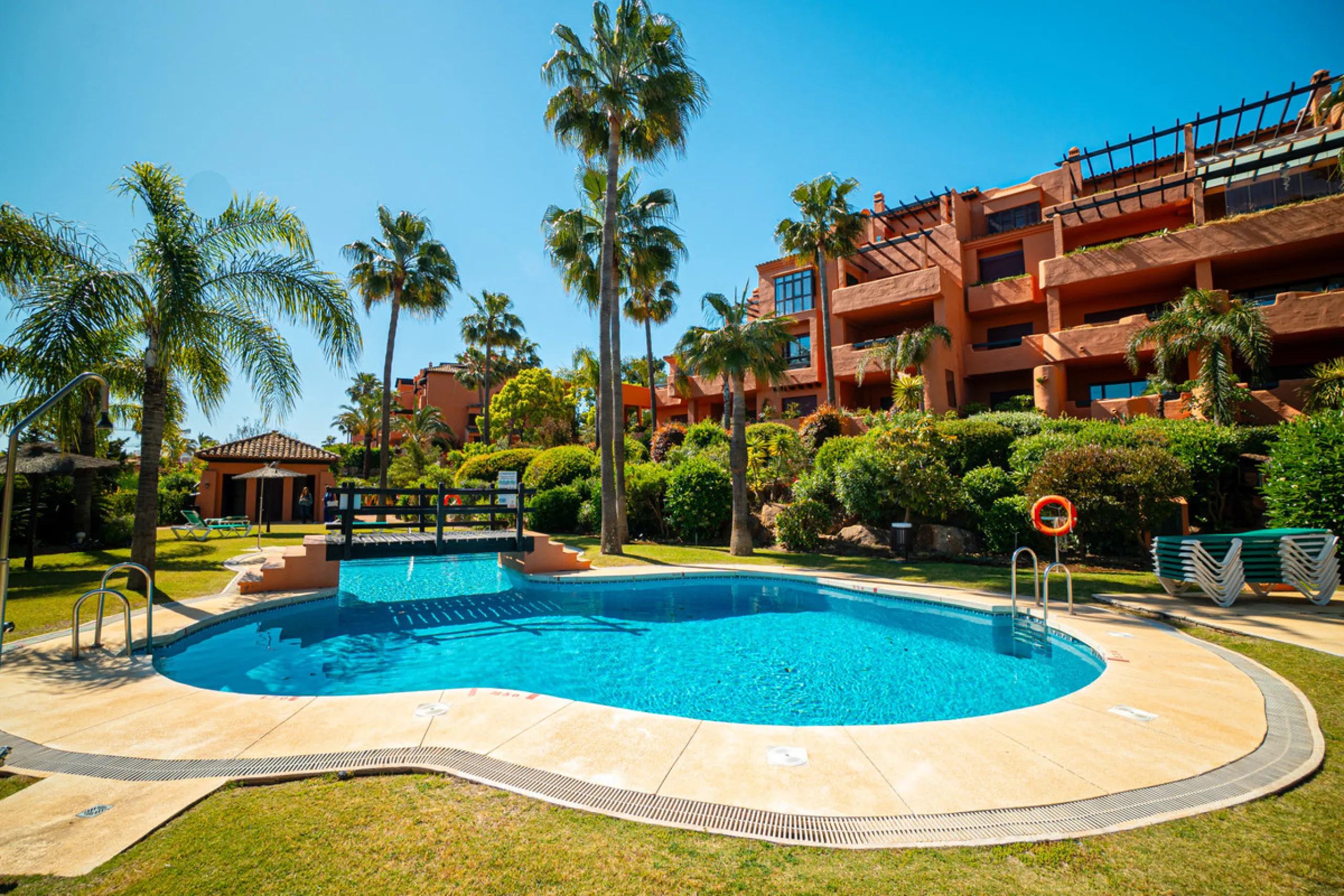 Penthouse Greenvalley is a luxury duplex in Marbella with breathtaking panoramic views. The home features three terraces, three bedrooms, and elegant modern finishes. The spaces are bright and open, designed for comfort and natural light throughout the da