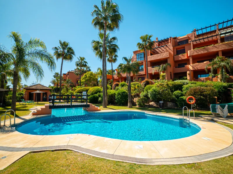 Penthouse Greenvalley is a luxury duplex in Marbella with breathtaking panoramic views. The home features three terraces, three bedrooms, and elegant modern finishes. The spaces are bright and open, designed for comfort and natural light throughout the da