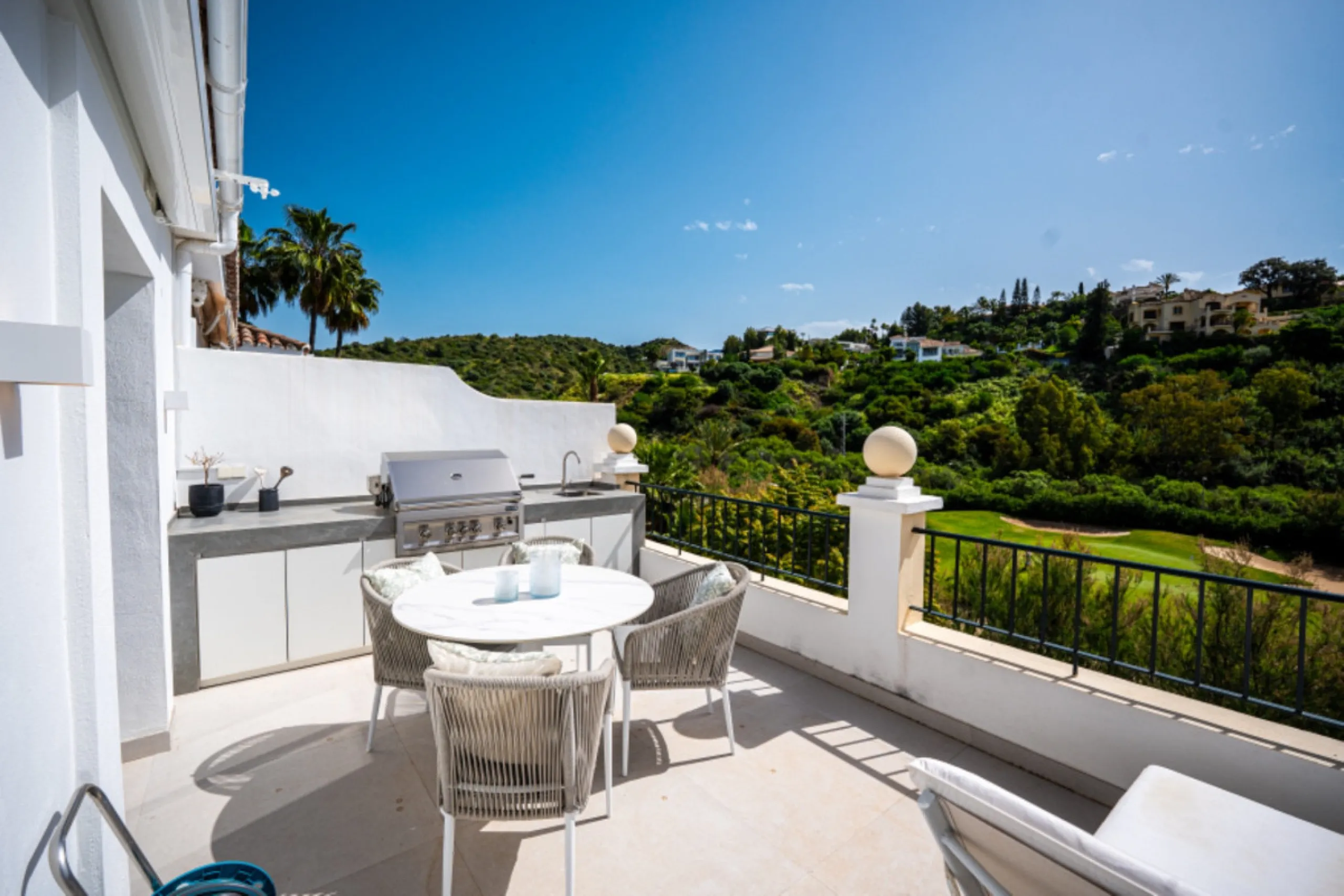 Apartment - Middle Floor Apartment в продаже в Benahavís, Málaga. В доме 2 спален и 3 ванных комнат. Площадь дома 110 м²