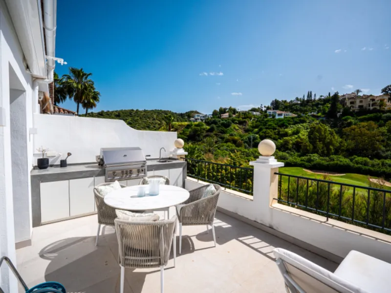 Apartment - Middle Floor Apartment в продаже в Benahavís, Málaga. В доме 2 спален и 3 ванных комнат. Площадь дома 110 м²