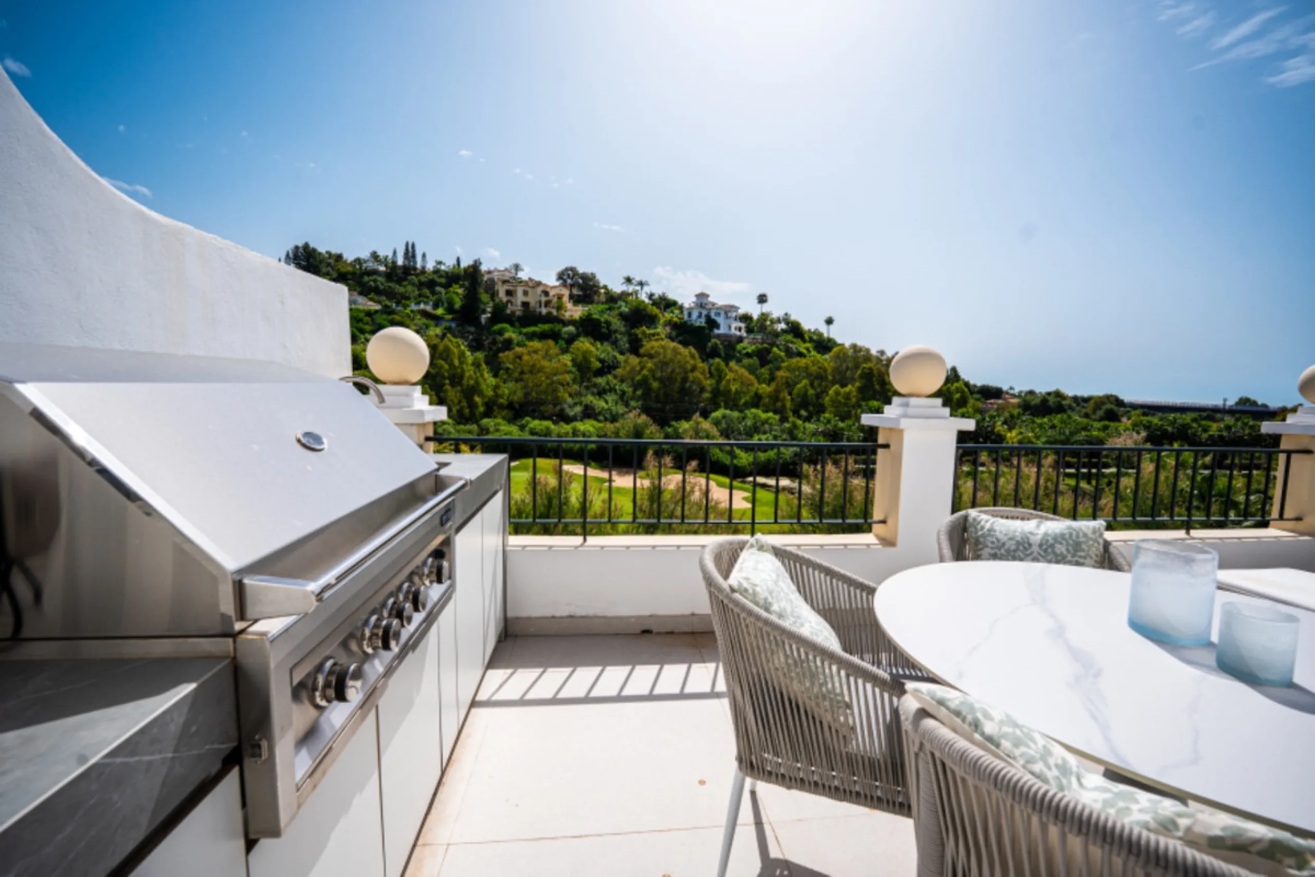 Apartment - Middle Floor Apartment в продаже в Benahavís, Málaga. В доме 2 спален и 3 ванных комнат. Площадь дома 110 м²