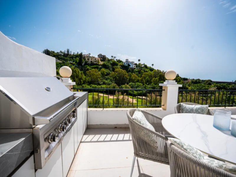Apartment - Middle Floor Apartment в продаже в Benahavís, Málaga. В доме 2 спален и 3 ванных комнат. Площадь дома 110 м²