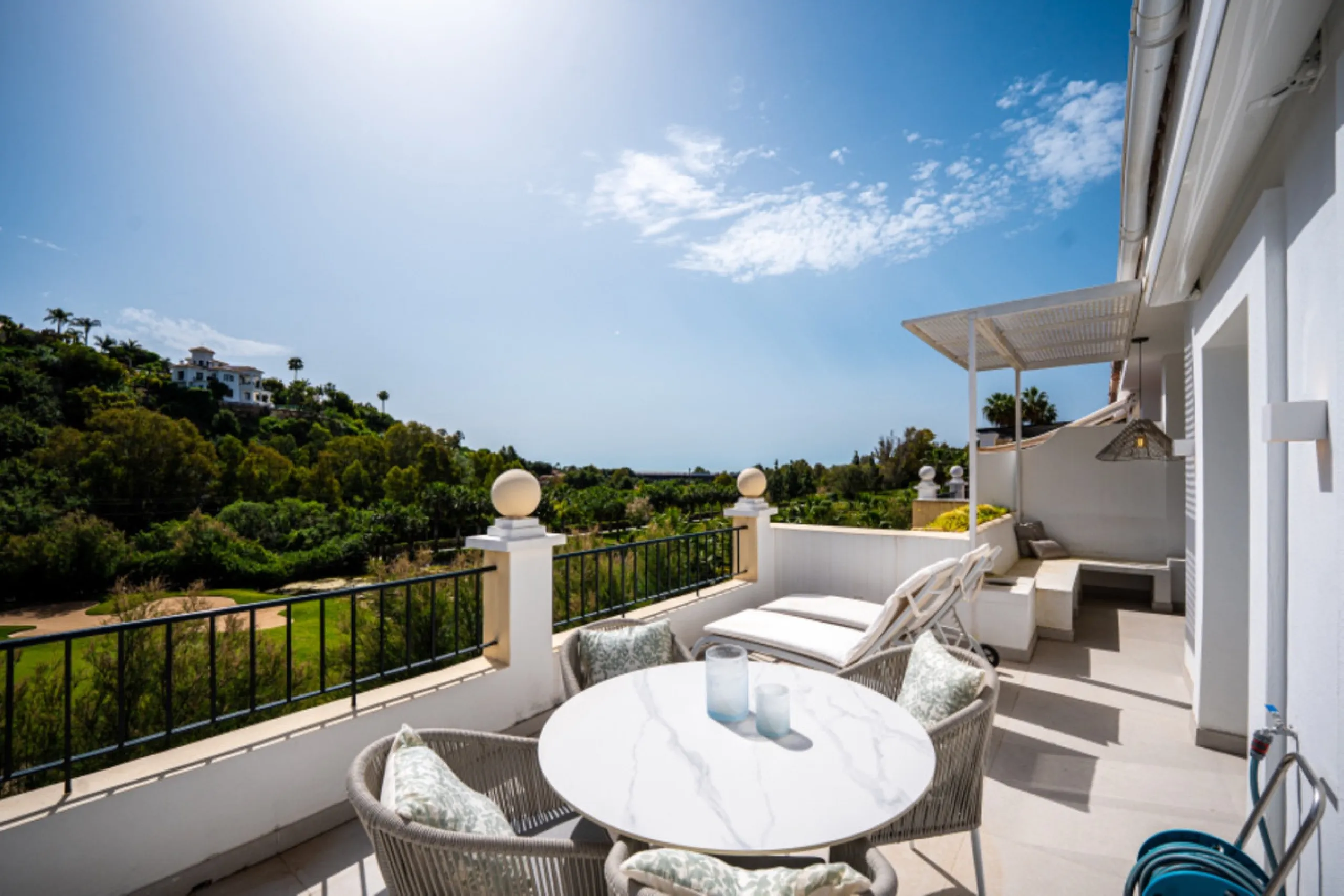 Apartment - Middle Floor Apartment в продаже в Benahavís, Málaga. В доме 2 спален и 3 ванных комнат. Площадь дома 110 м²