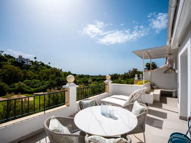 Apartment - Middle Floor Apartment в продаже в Benahavís, Málaga. В доме 2 спален и 3 ванных комнат. Площадь дома 110 м²