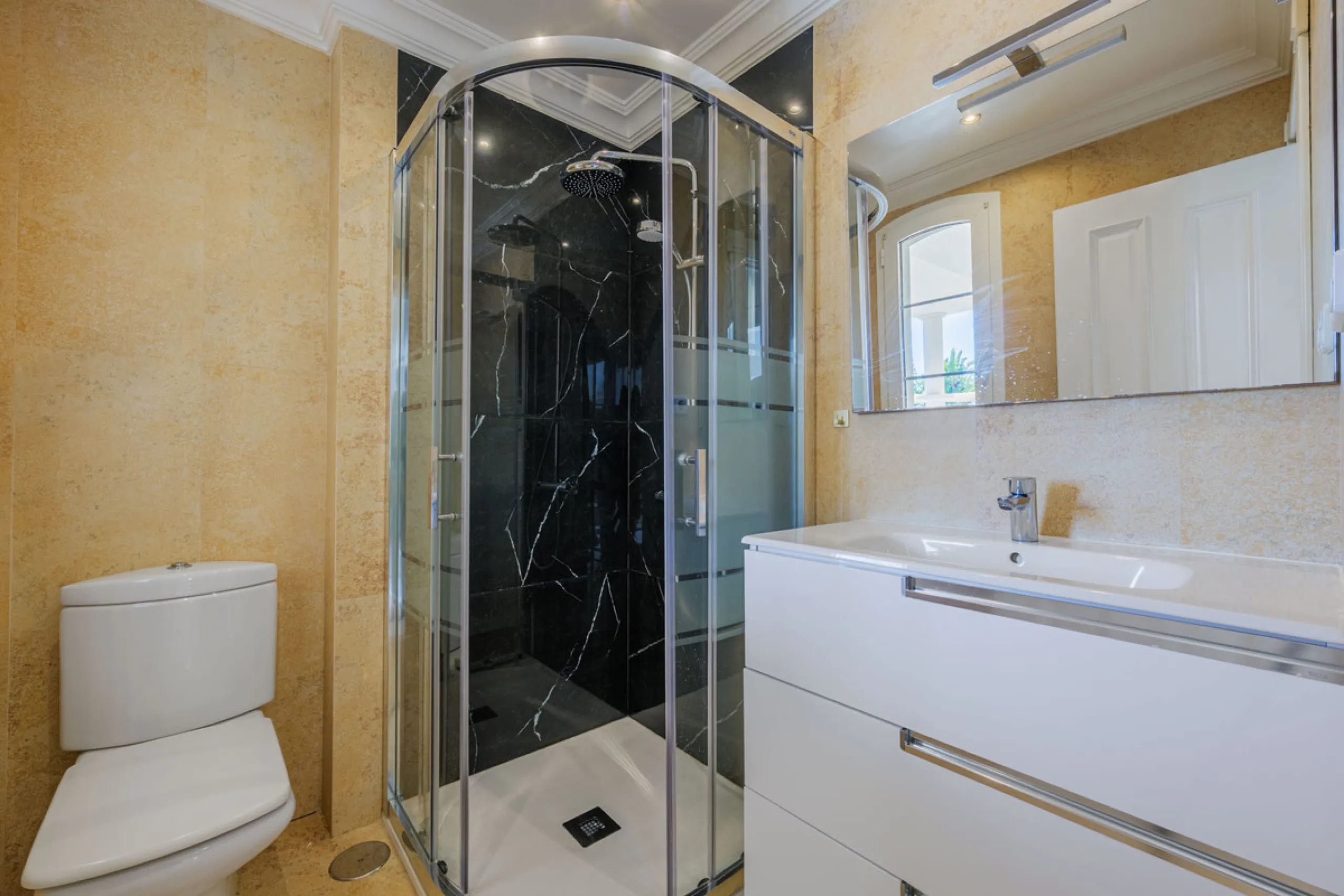 House - Detached Villa в продаже в Málaga, Málaga. В доме 8 спален и 5 ванных комнат. Площадь дома 685 м². Площадь участка 1250 м²