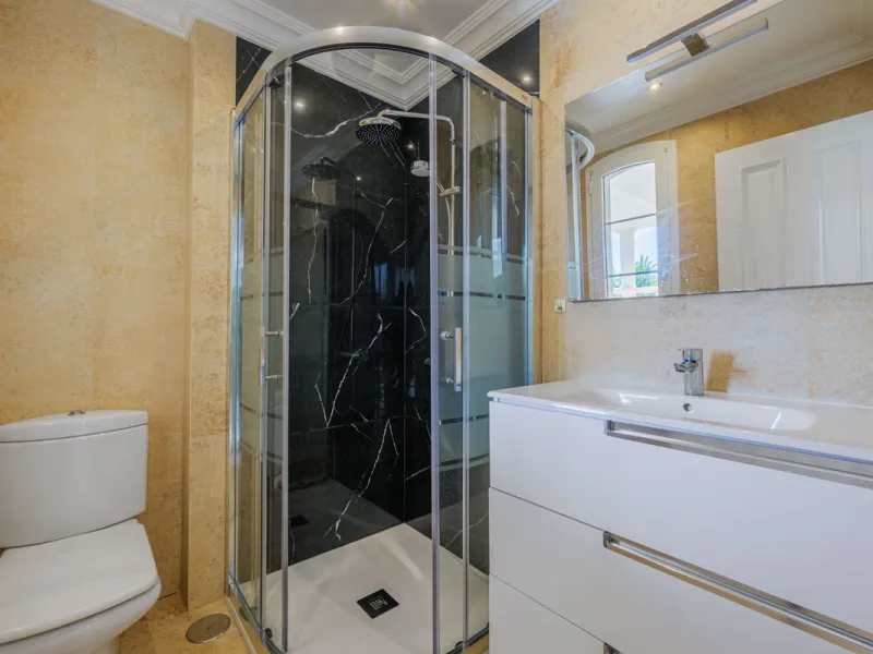 House - Detached Villa в продаже в Málaga, Málaga. В доме 8 спален и 5 ванных комнат. Площадь дома 685 м². Площадь участка 1250 м²