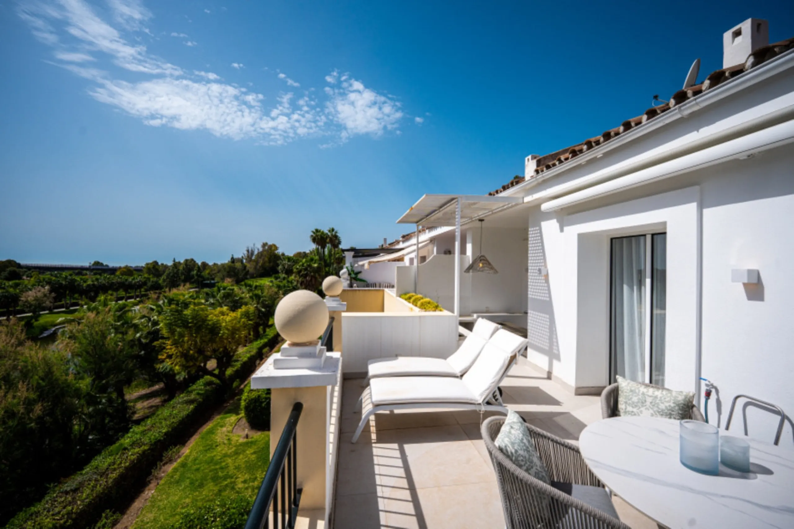 Apartment - Middle Floor Apartment в продаже в Benahavís, Málaga. В доме 2 спален и 3 ванных комнат. Площадь дома 110 м²