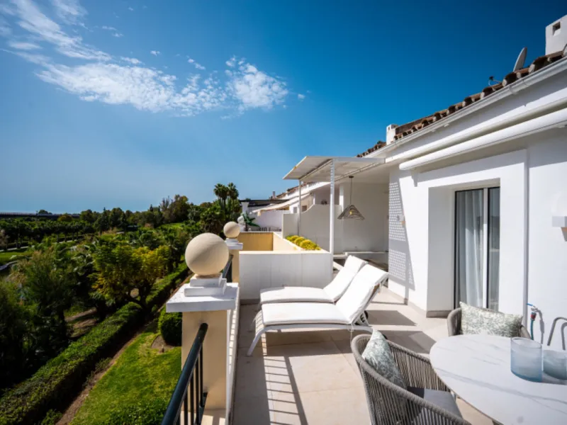 Apartment - Middle Floor Apartment в продаже в Benahavís, Málaga. В доме 2 спален и 3 ванных комнат. Площадь дома 110 м²