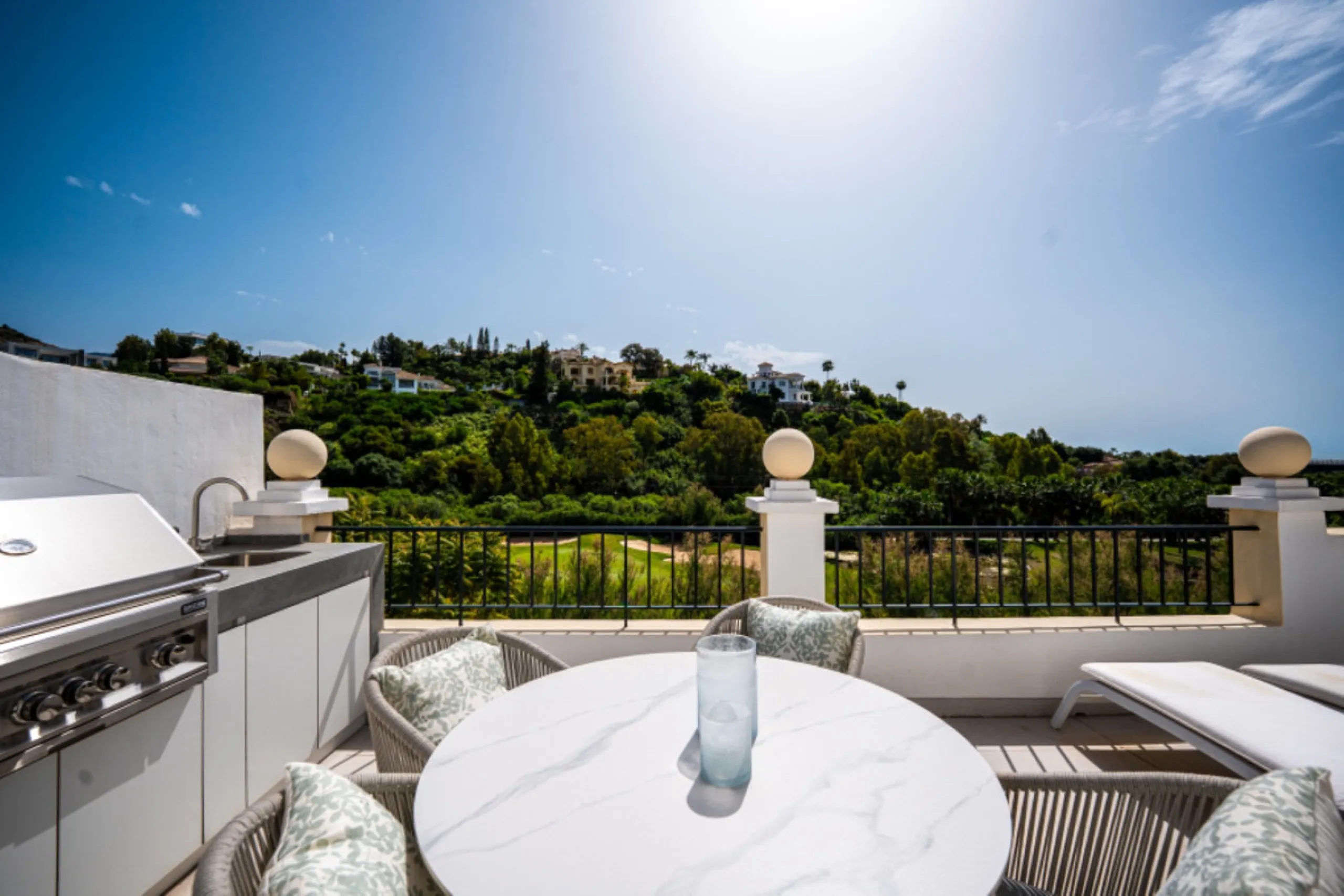 Apartment - Middle Floor Apartment в продаже в Benahavís, Málaga. В доме 2 спален и 3 ванных комнат. Площадь дома 110 м²