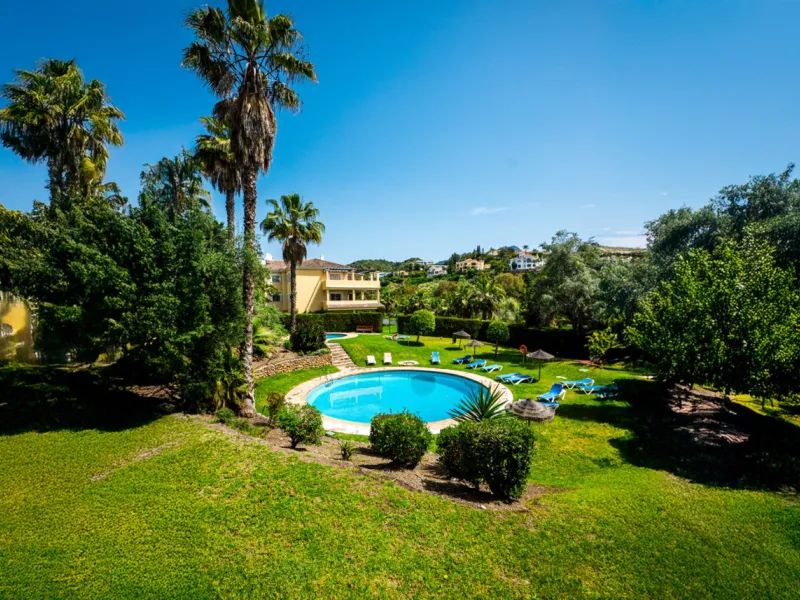 Apartment - Middle Floor Apartment в продаже в Benahavís, Málaga. В доме 2 спален и 3 ванных комнат. Площадь дома 110 м²