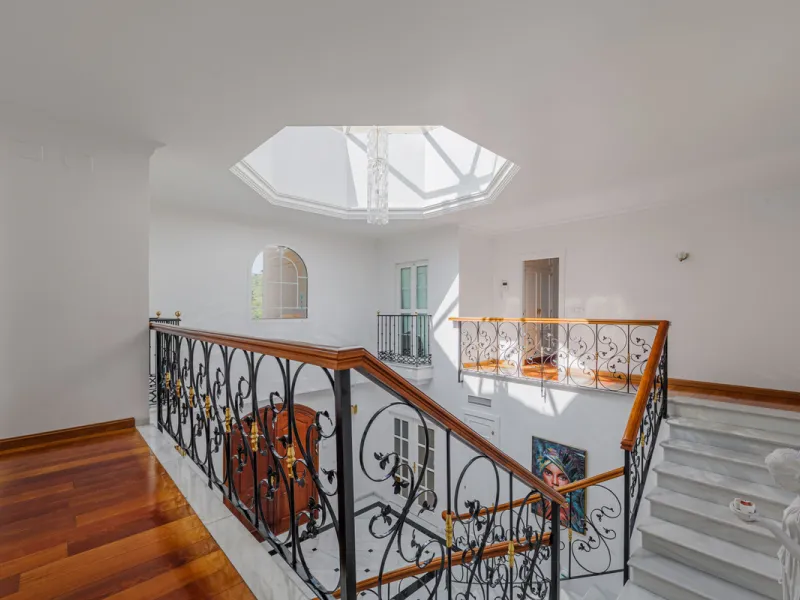 House - Detached Villa в продаже в Málaga, Málaga. В доме 8 спален и 5 ванных комнат. Площадь дома 685 м². Площадь участка 1250 м²