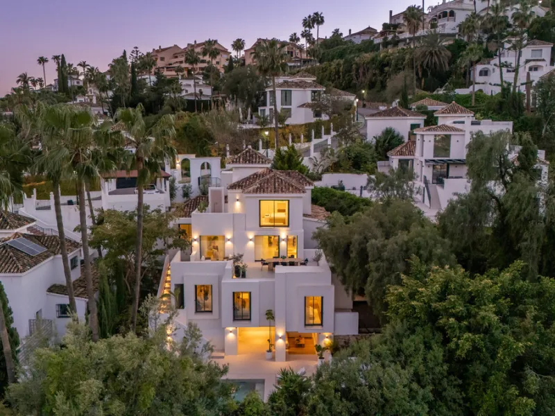 Welcome to a contemporary masterpiece located in the picturesque grounds of Los Naranjos Hill Club in La Cerquilla, Nueva Andalucía. This newly developed Andalusian-style villa offers privacy and elegance in a gated complex. The home's inviting interior i