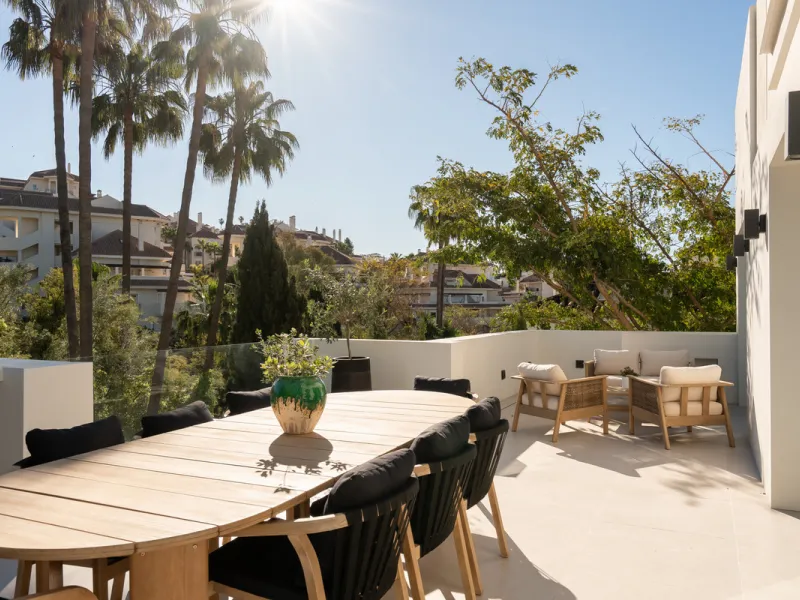 Welcome to a contemporary masterpiece located in the picturesque grounds of Los Naranjos Hill Club in La Cerquilla, Nueva Andalucía. This newly developed Andalusian-style villa offers privacy and elegance in a gated complex. The home's inviting interior i