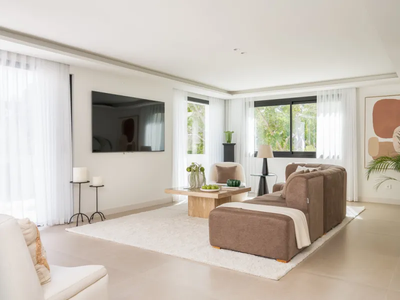 Welcome to a contemporary masterpiece located in the picturesque grounds of Los Naranjos Hill Club in La Cerquilla, Nueva Andalucía. This newly developed Andalusian-style villa offers privacy and elegance in a gated complex. The home's inviting interior i