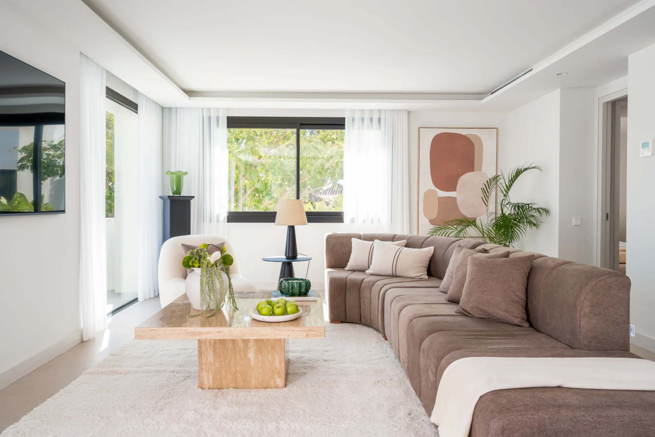 Welcome to a contemporary masterpiece located in the picturesque grounds of Los Naranjos Hill Club in La Cerquilla, Nueva Andalucía. This newly developed Andalusian-style villa offers privacy and elegance in a gated complex. The home's inviting interior i