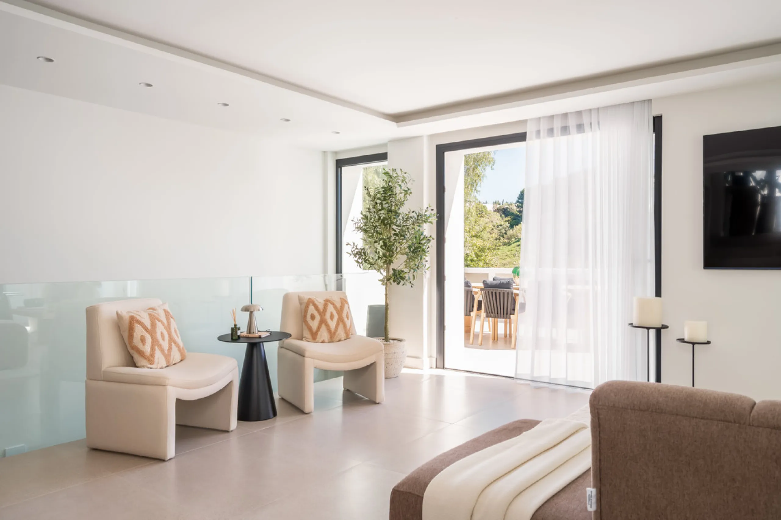 Welcome to a contemporary masterpiece located in the picturesque grounds of Los Naranjos Hill Club in La Cerquilla, Nueva Andalucía. This newly developed Andalusian-style villa offers privacy and elegance in a gated complex. The home's inviting interior i