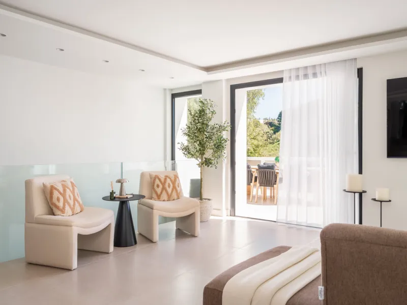 Welcome to a contemporary masterpiece located in the picturesque grounds of Los Naranjos Hill Club in La Cerquilla, Nueva Andalucía. This newly developed Andalusian-style villa offers privacy and elegance in a gated complex. The home's inviting interior i