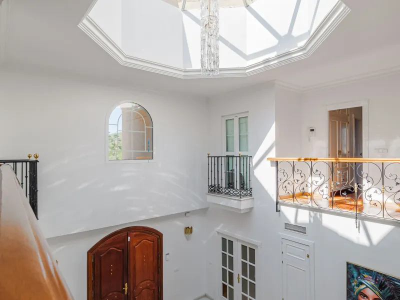 House - Detached Villa в продаже в Málaga, Málaga. В доме 8 спален и 5 ванных комнат. Площадь дома 685 м². Площадь участка 1250 м²